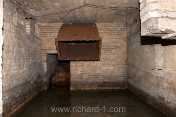 Na betonové podlaze v (dnes) zatopené místnosti pro filtry v chodbě č. 108 stával ventilátor, který nasával přefiltrovaný vzduch z větrné štoly. Zůstala však již pouze jen část vzduchotechniky.