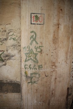 Dobové kresby, na jedné ze stěn v podzemí továrny Richard.