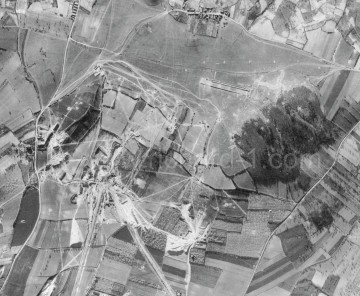 Ostatně letecká fotografie areálu Richard z 10.4.1945 jasně ukazuje co přibližně mohla paní Fortusová na jaře nebo v létě 1945 spatřit…