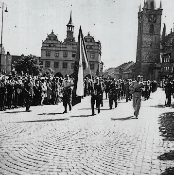 Slavnostní pochod na náměstí v Litoměřicích. Foto z archivu fotografa Karla Šandy. Zveřejněno se souhlasem dědice.