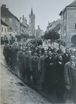 Poválečný odsun Němců – průvod jde v Litoměřicích, spodní části ulicí Dlouhá