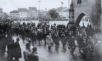 Poválečný odsun Němců jdoucích z Litoměřického náměstí do ulice Dlouhá. Na některých odsunovaných lze spatřit bílou páskou na levém rukávě – označení Němců.