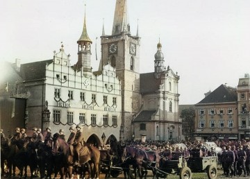 Slavnostní nástup vojenských jednotek na náměstí v Litoměřicích, na tehdejším Adolf Hitler ring.