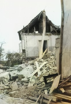 Následky bombardování Litoměřic. Foto z archivu fotografa Karla Šandy. Zveřejněno se souhlasem dědice. Kolorováno.