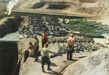 Exhumace hromadného hrobu v Malé pevnosti Terezín. Foto z archivu fotografa Karla Šandy. Zveřejněno se souhlasem dědice. Kolorováno.