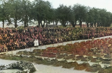 Pohřeb obětí šestileté nacistické hrůzovlády, před Malou pevnosti Terezín… Foto z archivu fotografa Karla Šandy. Zveřejněno se souhlasem dědice. Kolorováno.