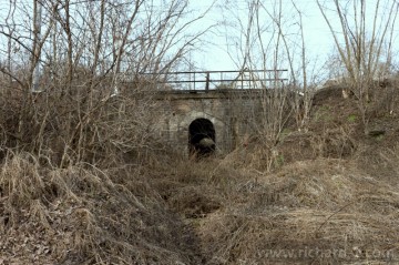 Propustkem pod železnicí, procházelo potrubí do dva kilometry vzdálené filtrační stanice pro továrnu Richard.