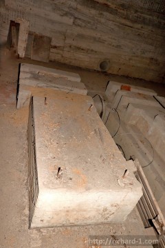 Na betonových soklech, jsou místy zachovány a kotevní šrouby pro upevnění technologie.