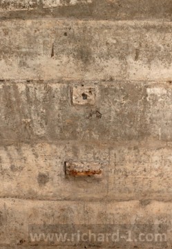 Po rozvodu elektrické instalace se zachovalo pouze několik mělkých výklenků v betonových stěnách.