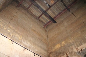 V některých halách můžeme spatřit až 10 metrů vysoké čtyřboké šachty, v kterých měly stát obrovské lisy Simpel-Kamp. Foto: Ondřej Vitouš