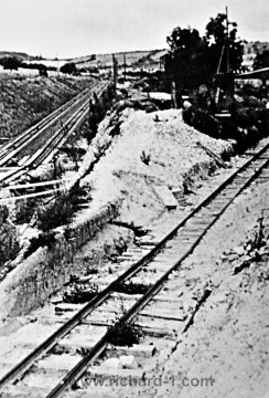Na levé straně fotografie je pohled na dvoukolejnou lanovou vlečku ve svahu směrem k továrně Richard I. Po pravé straně úzkokolejná vlečka, která kopírovala areál koncentračního tábora Litoměřice.