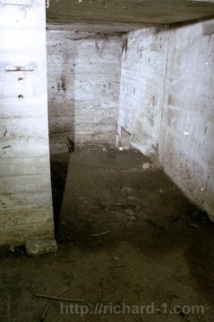 Pohled do chodby z haly. V pravé zadní části fotografie lze spatřit částečně zasypanou šachtu pro svod úkapové vody a kalů. Stav v roce 2002. Foto: Hynek Gazsi