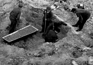 Exhumace nalezeného lidského popela.