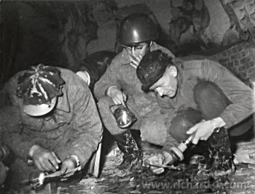 Další podoba průzkumného týmu. Vojákům se do podzemí podařilo dokonce propašovat i dívku (uprostřed).