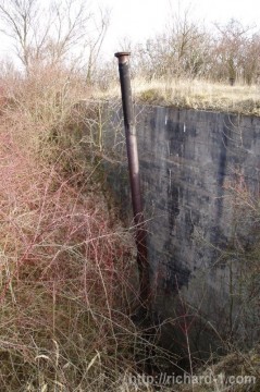 Čelní stěna nádrží odkrytá v poválečné době. Do vrchu čnící potrubí sloužilo pravděpodobně jako odvzdušňovací. Foto: Martin Bečka.