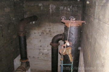 Zbytek plovákového zařízení k hlídání hladiny vody v nádržích. Foto: Hynek Gazsi