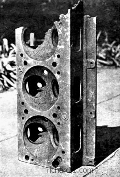 Hlava motoru HL230, která byla nalezena v podzemí továrny Richard I.