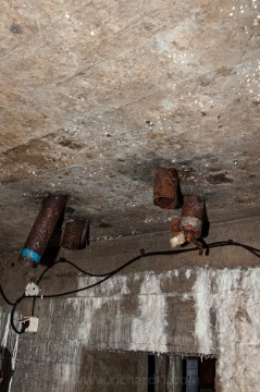 Ve strážnici lze spatřit kromě kulometu i několik ocelových trubek, které mizí v betonovém stropu.