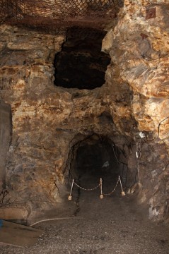 Po proražení horního a spodního tunelu došlo k odstranění střední části skály, přičemž následně vznikl vysoký tunel.