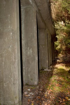 V zadní části každé výrobní haly je množství výklenků s různě tvarovanými otvory v betonové stěně.