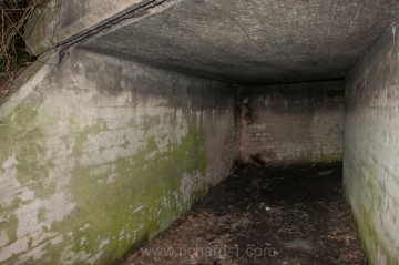 Po několika metrech chůze lomeným tunelem zjišťujeme, že je napojen na další stejně lomený avšak zrcadlově obrácený tunel – je to jakési tunelové písmeno „S“.