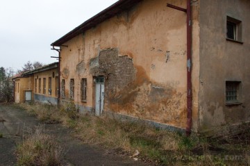 Původní budovy areálu kasáren a koncentračního tábora.