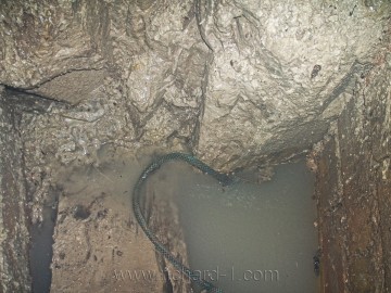 Stékající voda postupně zaplnila spodní část šachty asi do půlmetrové hloubky.