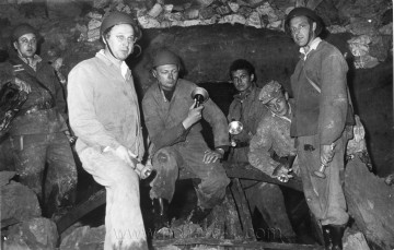 Rok 1965 +–, vojáci Litoměřické posádky sedící na části ocelové výztuže.