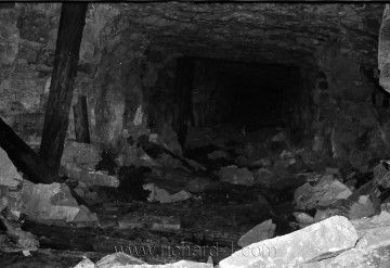 Zbytky „zachovalé“ výdřevy, kdesi v podzemí levé části dolu.
