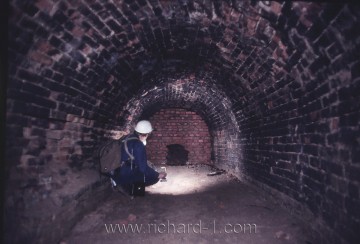 Páteřní chodba č. 53, před zazděným vchodem do podzemí. Foto – Karel Klimeš.