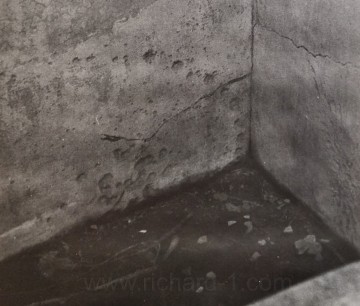 Z fotoarchívu Stanislava Hrušky. Detail stěny, na které jsou zřetelné otvory po projektilech.