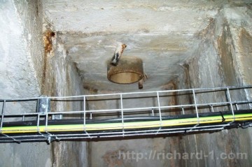 Detail otvoru pro odvod průsakové vody z vnitřní části zřícené větrací šachty č. 4 v areálu úložiště.