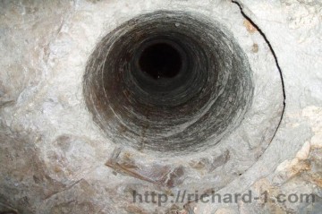 Pohled do nitra vrtu. Ve středu fotografie lze spatřit ocelové pažení potrubí, které ústí až na povrch.