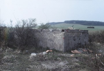 Plynosilikátové obezdění šachty a panely na jejím vrchu – stav v roce 1986.