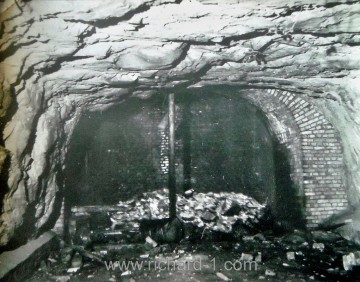 Pohled na spodní část větrací šachty č.1, okolo roku 1970. Na zemi je zřetelná hromada kamenu naházených do nitra šachty.