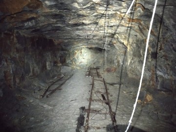 Tu a tam se v levé části podzemí zachovalo i kolejové pole úzkorozchodné železnice. Foto – soukromý archív P. V.