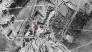 Letecký pohled z dubna 1945, na část areálu Richard I. – budova Führungsstabu je onačena kroužkem.