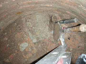 Cihlové dno šachty. Takže se nejednalo o studnu, ale o místo kde bylo umístěno buď čerpadlo, nebo soustava ventilů???