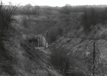 Pohled na vchod C/D. Ačkoliv byla úzkorozchodná železnice demontována, před portálem je stále zřetelná část kolejového lože. Fotografie pořízena přibližně v 60. letech.