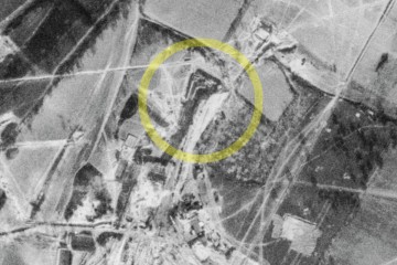 Výřez z letecké fotografii zachycující pohled na okolí vstupu do podzemní továrny Richard 1 – vchody CD. Duben 1945.