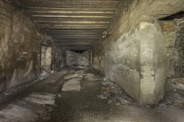 Původní profil chodby D (1944–1945), pokračuje dál do podzemí, a je přerušen rozsáhlým závalem zříceného stropu. Foto: Jan Lichtenberg.