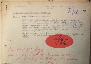 Poznámka ze stavby Richard – zkrácené označení v dokumentech „Bauleitung Rd.“, podpisová doložka Ing. Volka „Vo/ga“ z 10. 5. 1944 ve věci poznámka pro vedení stavby, důležitá věc. Po jednání s Oelbau, Oberleutensdorfem (?) z 5. 5. 1944 jsme byli informováni o tom, že podle dojednaných smluv musí být otázky týkající se získání pozemků obchodní, technické a právní povahy řešeny vrchním řízením stavby (Oberbauleitung) a nepatří do oblasti práce Oelbau. Z tohoto důvodu vás laskavě požádáme, abyste dopis firmě Schindler z 3. 4. 1944 připojili upravený. Podepsán za stavbu Richard („Bauleitung Rd“) Volk. (Pozn. Překlad pouze orientační.