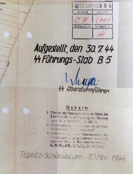 Výřez výše uvedené mapy projektovaných vchodů E, s napsanými daty 30. 7. 1944, ve spodní části je uvedeno „10 Mai 1944.