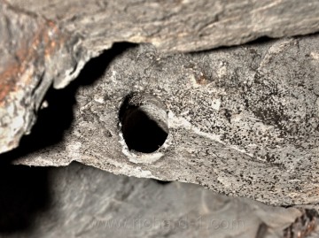 V podzemí se zachovalo i několik zbytků po vrtání. Na fotografii je zachycen zbytek vývrtu.