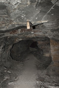 Stařiny (původní předválečná těžba) v chodbě č. 90. Přibližně takovýto profil chodeb měla předválečná těžba.