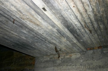 Zajištění stropu pomocí příčných betonových hranolů.