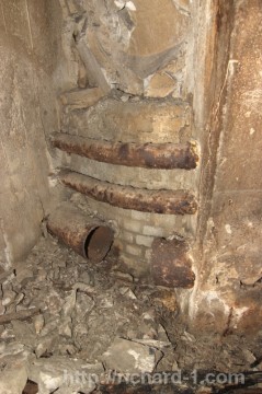 Betonovými nosníky prochází původní ocelové potrubí rozvodu vody a páry.