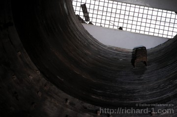 Ve vrchní části větrací šachty lze na stěně spatřit část ocelového servisního žebříku (do cihel upevněné schody). Proč nepokračují dál, to vážně nemám ponětí.