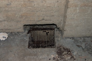 Zachovalý ocelový rošt pro zakrytí otvoru v podlaze.