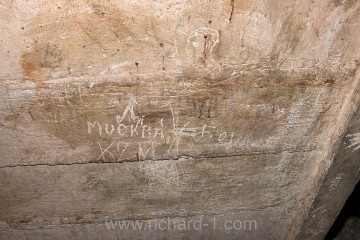 Azbukou vyškrábané písmo na stěně.